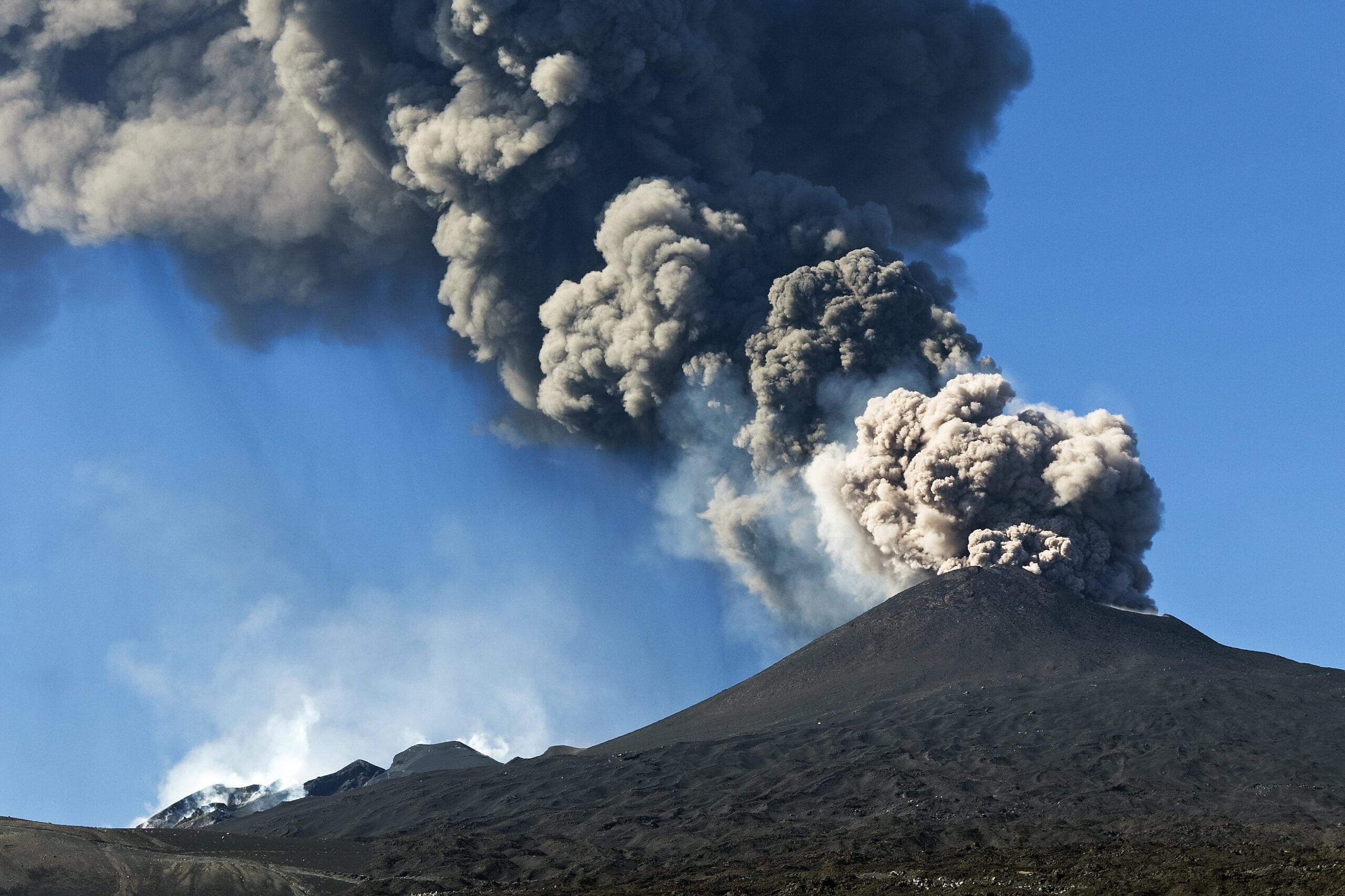 Etna nord: prospettiva precisa tra colata, pennacchio e luce diurne