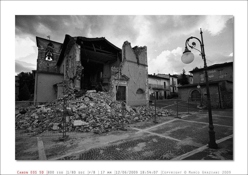 Desolazione narrata: luce, texture e decentratura in un crollo urbano in bianco e nero