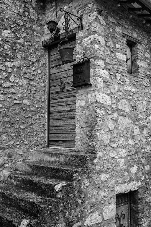 Greccio in bianco e nero: scale e soglie di una facciata antica