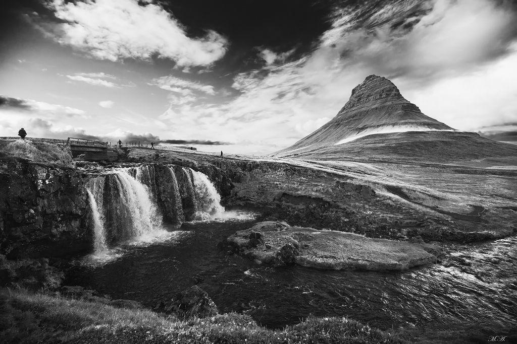 Kirkjufell in bianco e nero: la cascata guida lo sguardo