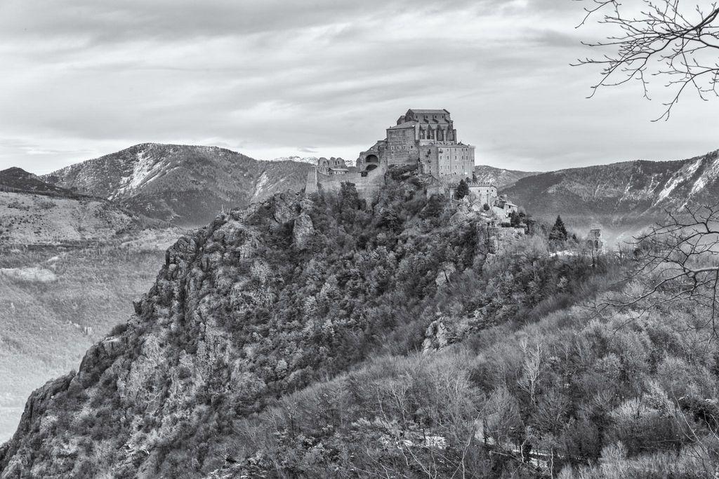 Sacra di San Michele in bianco e nero: architettura e paesaggio