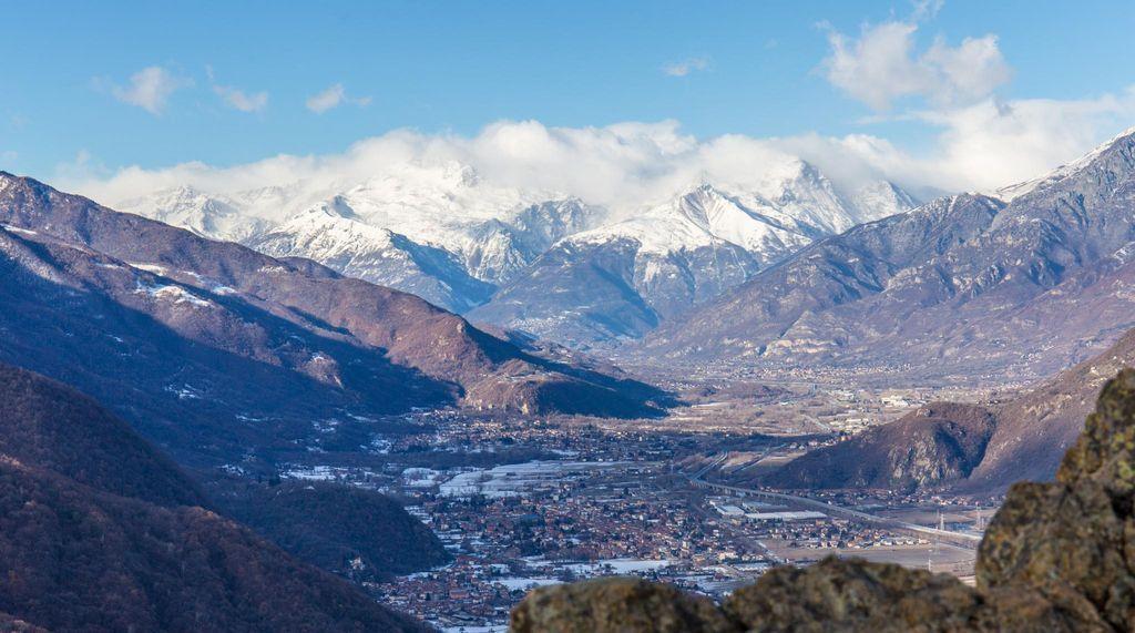 Val di Susa innevata: il paesaggio alpino visto dall’alto