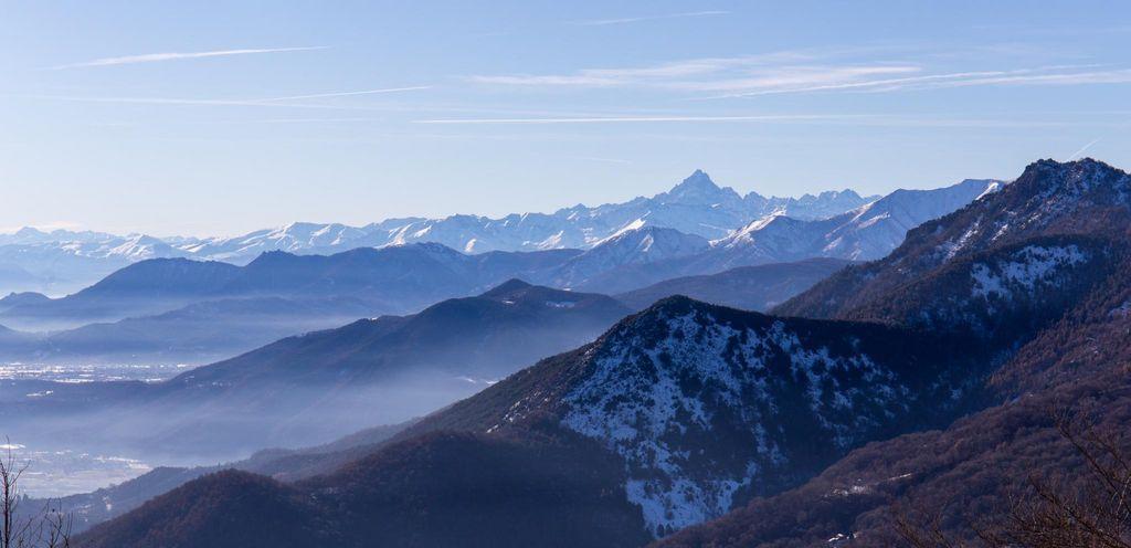 Monviso lontano tra crinali e vallate dal Colle del Lys