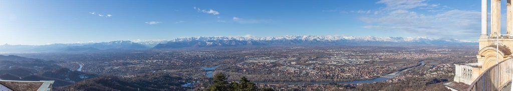 Panorama delle Alpi da Torino con la Basilica di Superga