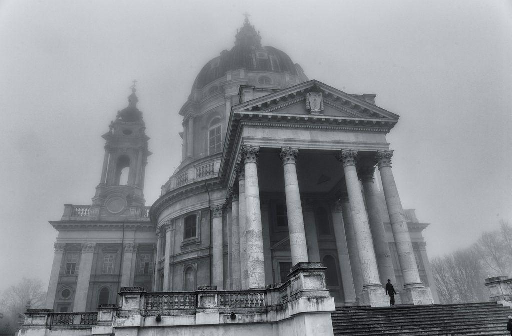 Basilica di Superga nella nebbia: geometrie e profondità