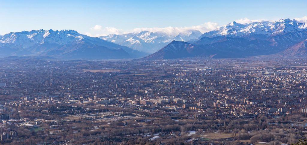Panorama da Superga: Torino e le Alpi tra neve e foschia