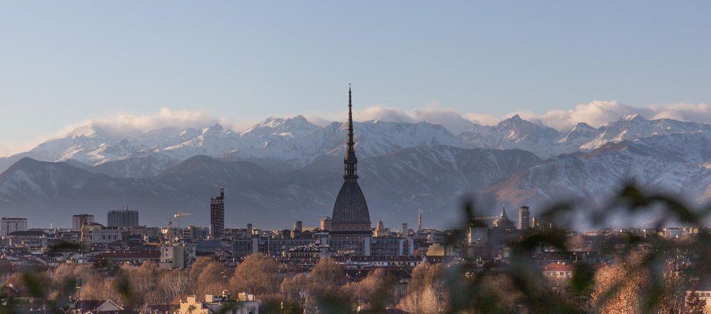 La Mole Antonelliana tra Torino e le Alpi: una veduta panoramica