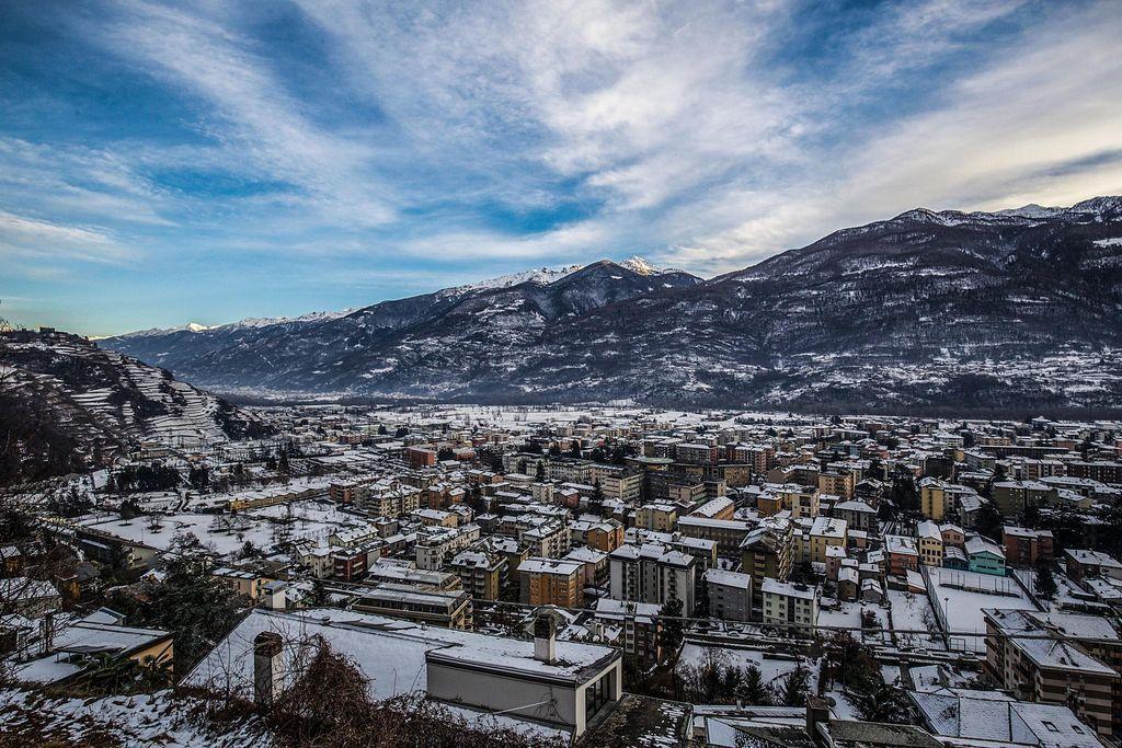 Sondrio d’inverno tra città, cielo e montagne innevate