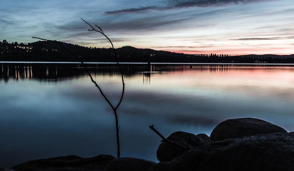 Tramonto sul lago: riflessi e atmosfera verso la notte