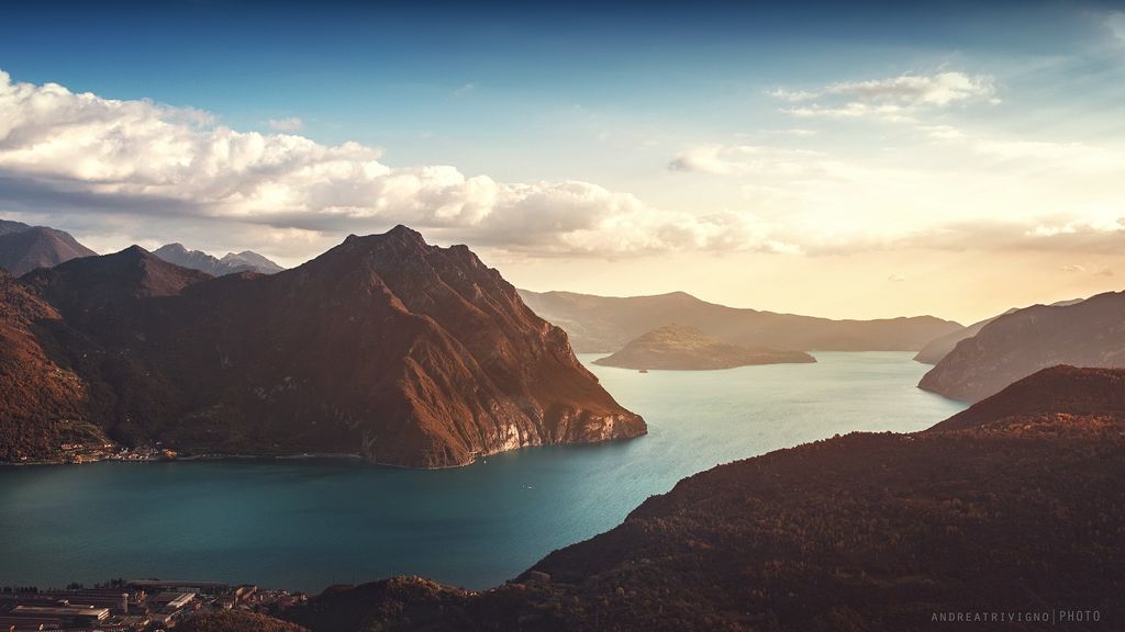 Lago d’Iseo al tramonto: veduta aerea tra lago e montagne