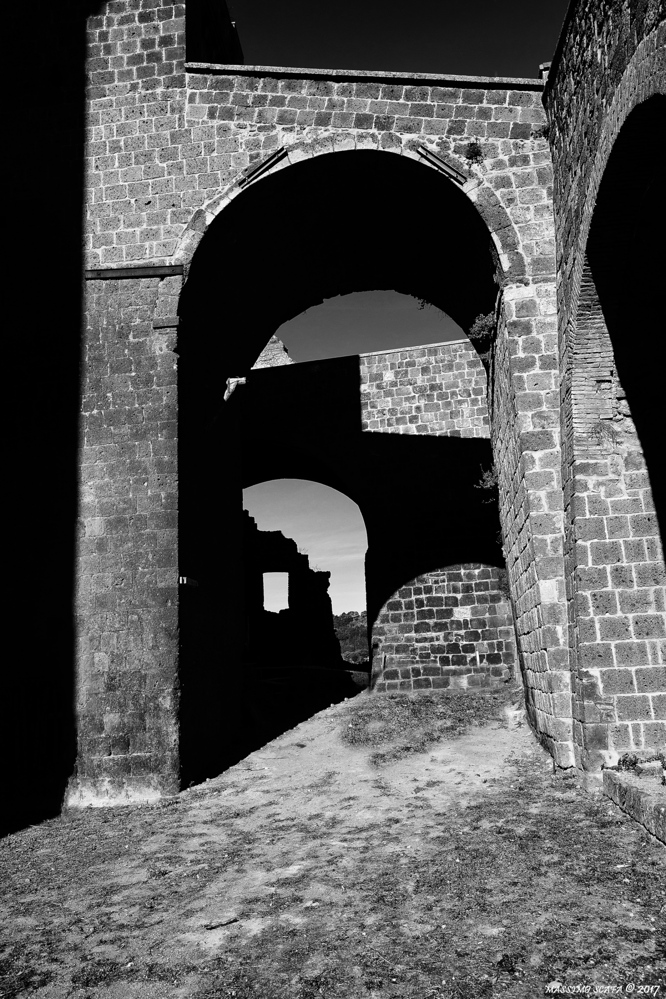 Quattro archi in bianco e nero: la scena di ménage à quatre