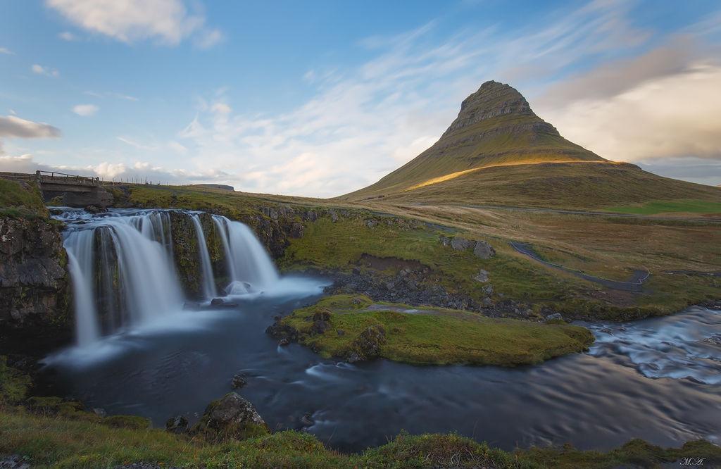 Kirkjufell e Kirkjufellsfoss tra montagna, cascata e acqua in movimento